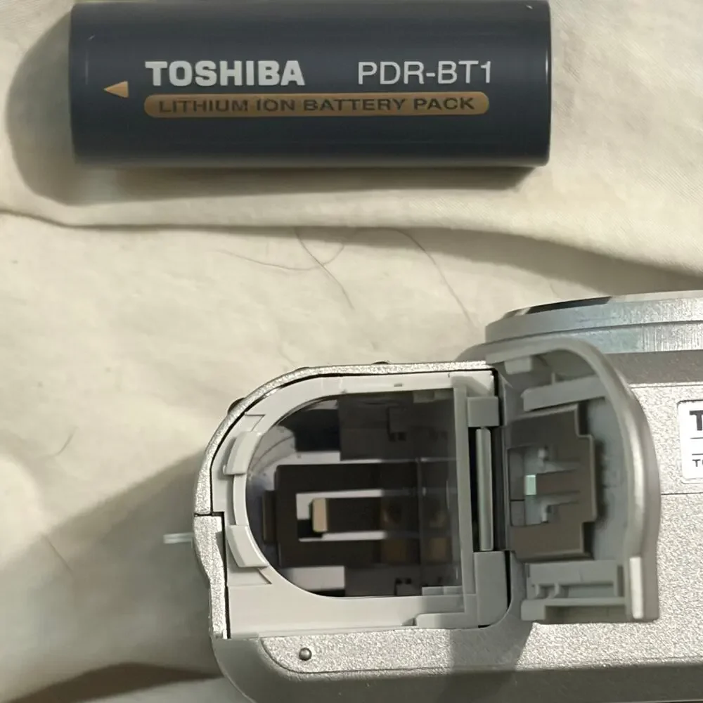 Vtg Toshiba PDR-M4 2.1 Megapixel Digital Still Camera Bundle Silver Working